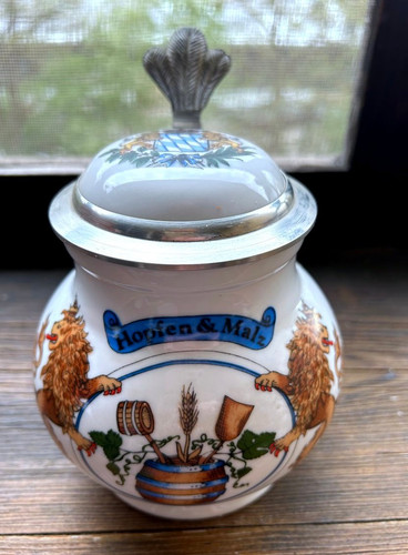 Bauchiger bierkrug mit - bauchiger,