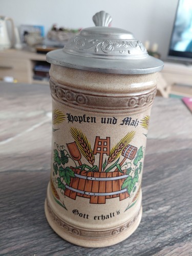 Alter bierkrug hopfen und - ,,